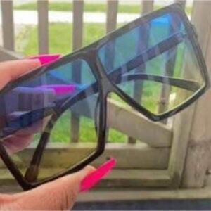 High Fashion Wmn's Oversized Sunglasses.Frame Color: Black